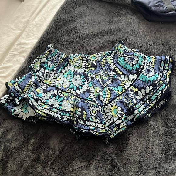 EUC Women’s aerie Navy Floral Ruffled Skort Size Medium - Picture 1 of 5